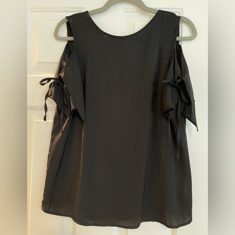 Who what wear black blouse. Size XS.